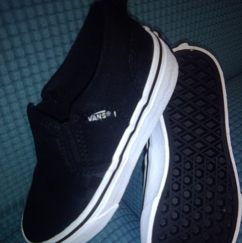 Van size 12 black/white